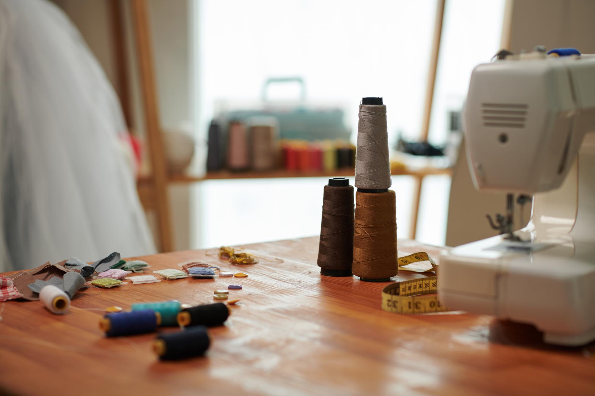 Banchi di lavoro e fili ordinati in atelier